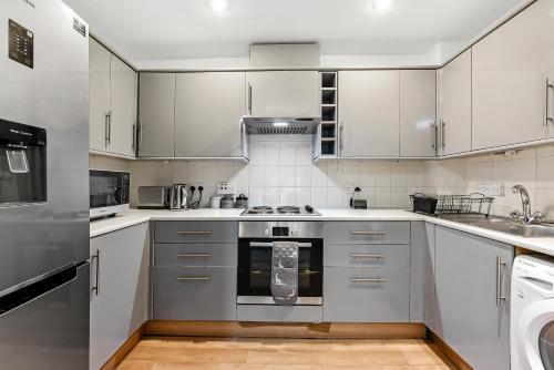 Cosy Canary Wharf Apartment - Tap to explore photos