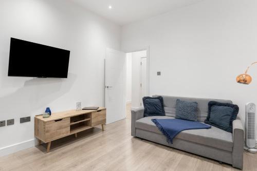 Welcoming and Spacious Apartment- Excellent Location - Tap to explore photos