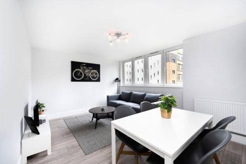 Charming Apartment in the Pleydell Estate - Tap to explore photos