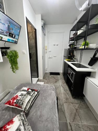 PARIS BASTILLE BERCY GARE DE LYON CHAMBRE CLIMATISEE 9m2 idéal 1 pers ,max 2 pers - Tap to explore photos
