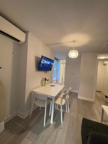 Chamberlayne Inn Room Type - Grand floor, family studio, near train.