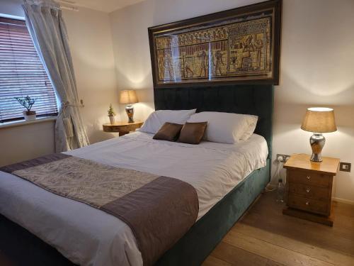 Super Central beautiful Three Bedroom - Tap to explore photos