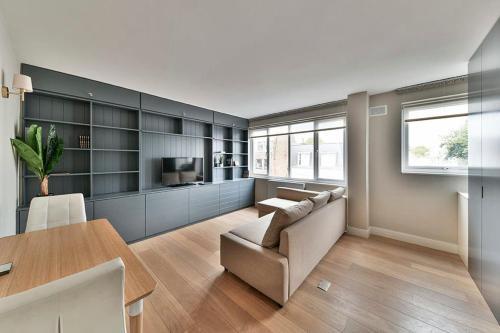 Brompton Cross 1BR newly refurbished - Tap to explore photos