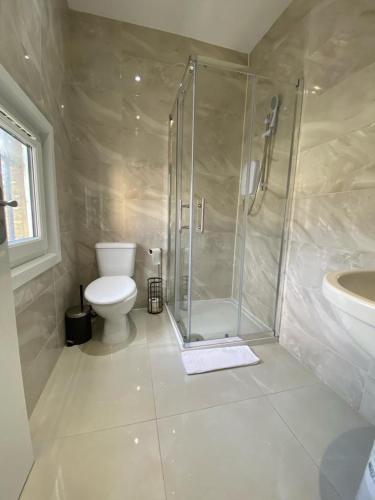 Holloway Suites - Next To Emirates Stadium - Private Bathroom - Shared Kitchen - Tap to explore photos