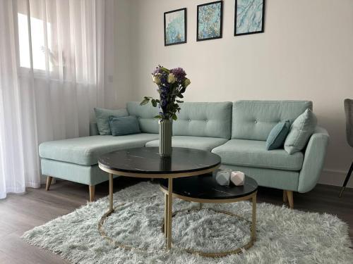 Stunning one-bedroom apartment- Next to tube station- Sleeps 3 - Tap to explore photos
