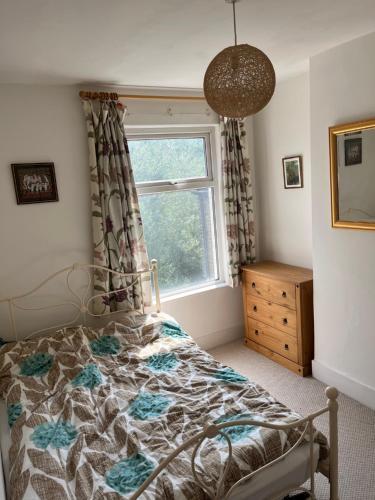 Peaceful London Retreat - Tap to explore photos