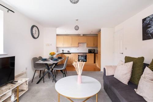 Live the Wembley Buzz! Stylish Flat near Station & Amenities - Tap to explore photos