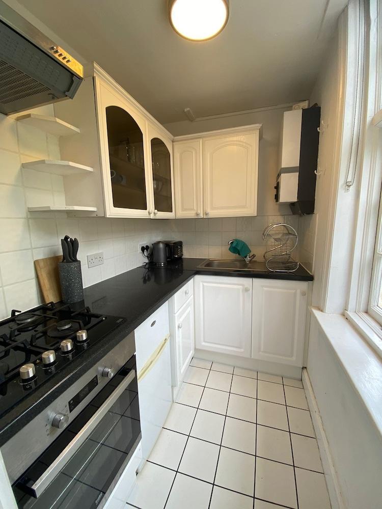 Remarkable 1-bed Apartment in Putney Village - Tap to explore photos
