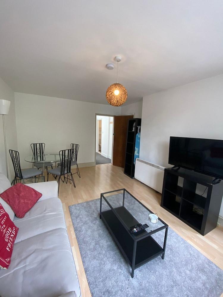 Remarkable 1-bed Apartment in Putney Village - Tap to explore photos