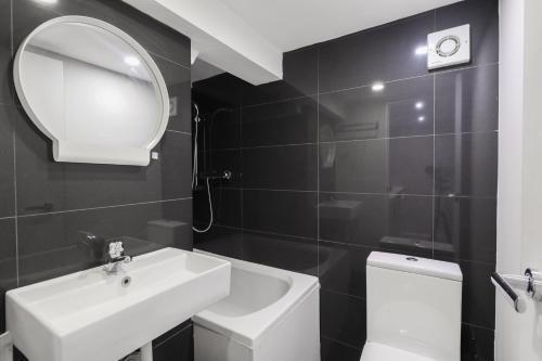 Unique single occupancy studio - Tap to explore photos