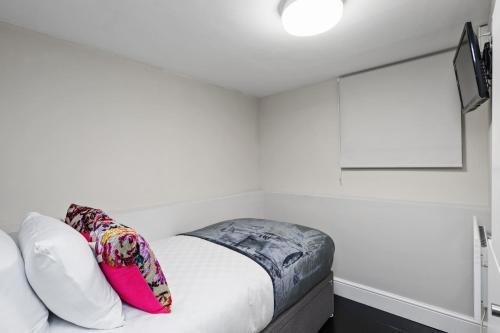 Unique single occupancy studio - Tap to explore photos