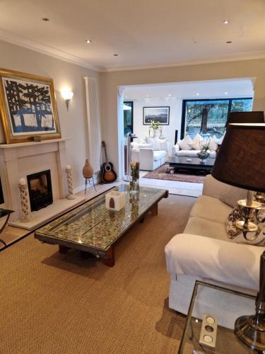 Stunning 5 bedroom Putney House - Tap to explore photos