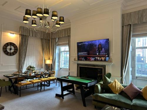 Stylish 3 Bedroom Luxury in Harley Street - 3HS - Tap to explore photos