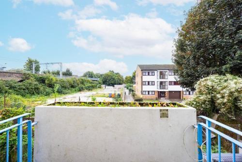 Garland Modern Close To Station 3 Bedroom City Apartment - Tap to explore photos