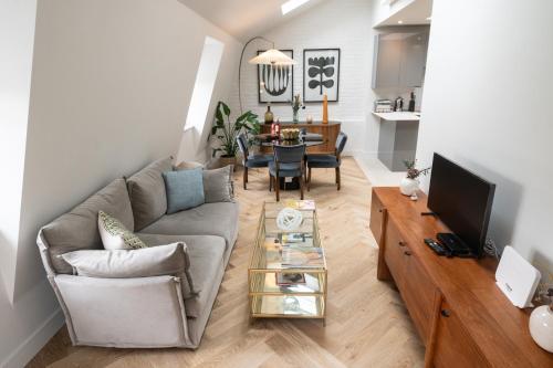 Modern 2 bed Charlotte Street apartment on 3rd floor - Tap to explore photos