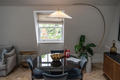 Modern 2 bed Charlotte Street apartment on 3rd floor - Tap to explore photos