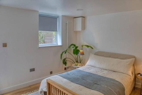 Modern self-contained Studio with own access in Stroud Green - Tap to explore photos