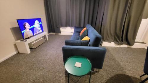 Garland Modern Spacious Flat, London - Tap to explore photos