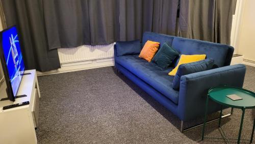 Garland Modern Spacious Flat, London - Tap to explore photos