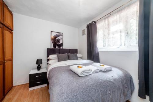Stunning 3 Bed House with Private Garden, Woolwich - Tap to explore photos