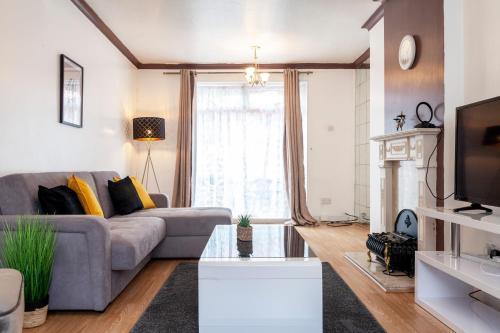 Stunning 3 Bed House with Private Garden, Woolwich - Tap to explore photos