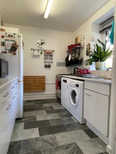 Very central flat in London close to Stockwell station - Tap to explore photos