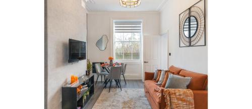 Simplicity meets Warmth: 1-Bed Delight - Tap to explore photos