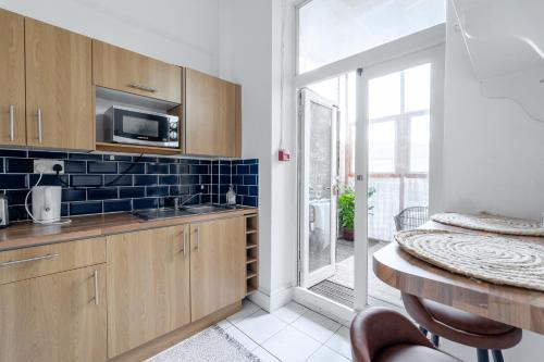 West London flat with balcony - Tap to explore photos