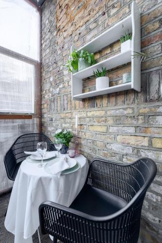 West London flat with balcony - Tap to explore photos
