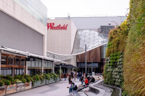 Central, Modern, Westfield, close to Tube station - Tap to explore photos