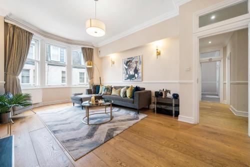 Spectacular 3 Bed in Berkeley Sq Mayfair - Tap to explore photos