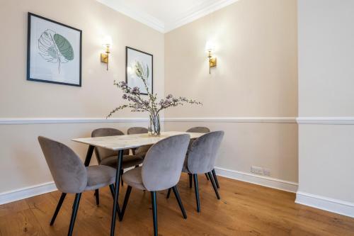 Spectacular 3 Bed in Berkeley Sq Mayfair - Tap to explore photos