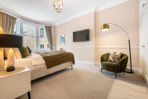 Spectacular 3 Bed in Berkeley Sq Mayfair - Tap to explore photos