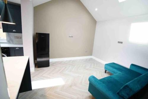 Stunning semi detached bungalow in West Wimbledon - Tap to explore photos