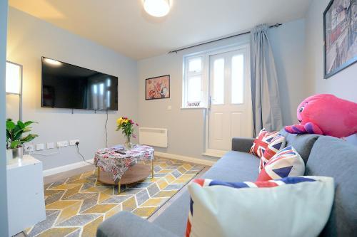 2 BED TERRACED FLAT PICCADILLY LINE - Tap to explore photos