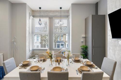 Wembley Luxury 3 Bedroom - Tap to explore photos