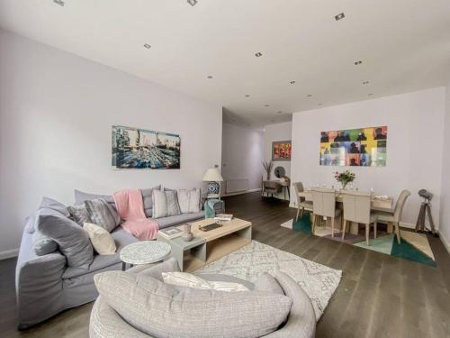 Exceptional apartment in the most desirable street - Tap to explore photos