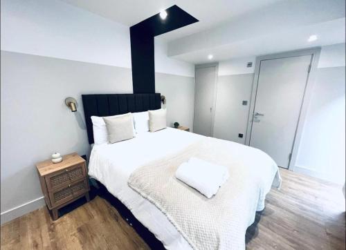 London South Charming Ensuite look like hotel designer room - Tap to explore photos