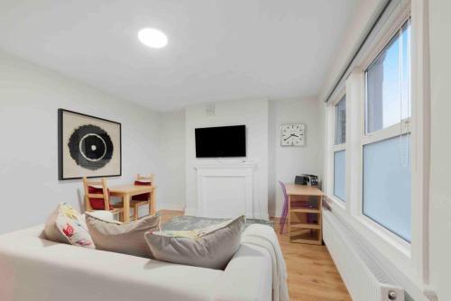 NEW 1 bed Westfield/ Chiswick/ Hammersmith APT - Tap to explore photos