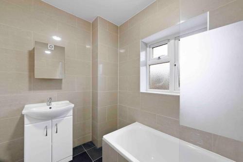 NEW 1 bed Westfield/ Chiswick/ Hammersmith APT - Tap to explore photos