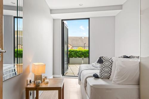 MySquare Bright & Modern Flats in Hoxton, Shoreditch - Tap to explore photos