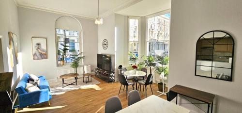 Kensington 2Bed Stucco Bright large High Ceilings - LuxuryLondonStays - Tap to explore photos