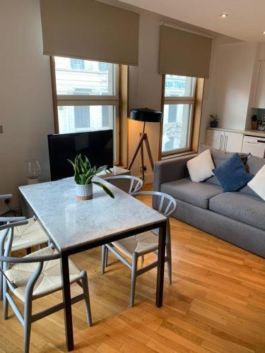 High Apartment in St James Piccadilly COV10 - Tap to explore photos