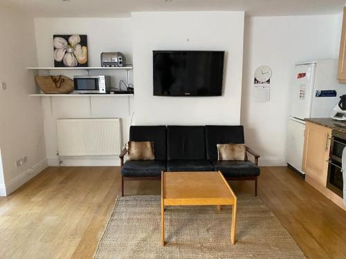 Spacious and light West London basement flat - Tap to explore photos