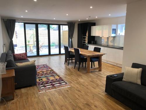 Spacious self-contained flat - 33AS1 - Tap to explore photos