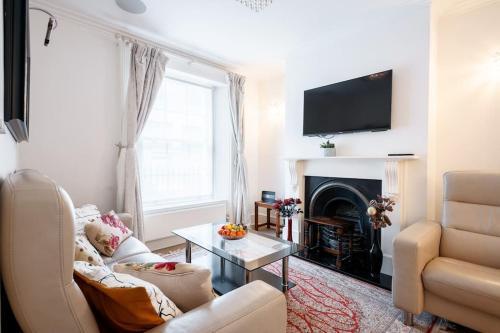 Spacious, Bright & Cosy ~ Ideal Victoria Location! - Tap to explore photos