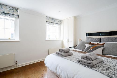 Spacious, Bright & Cosy ~ Ideal Victoria Location! - Tap to explore photos