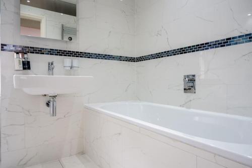 Spacious, Bright & Cosy ~ Ideal Victoria Location! - Tap to explore photos