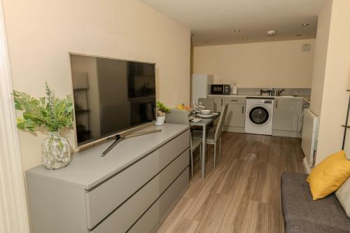 Cosy 1 Bedroom Basement Apartment With Private Patio Area - Tap to explore photos