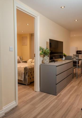 Cosy 1 Bedroom Basement Apartment With Private Patio Area - Tap to explore photos